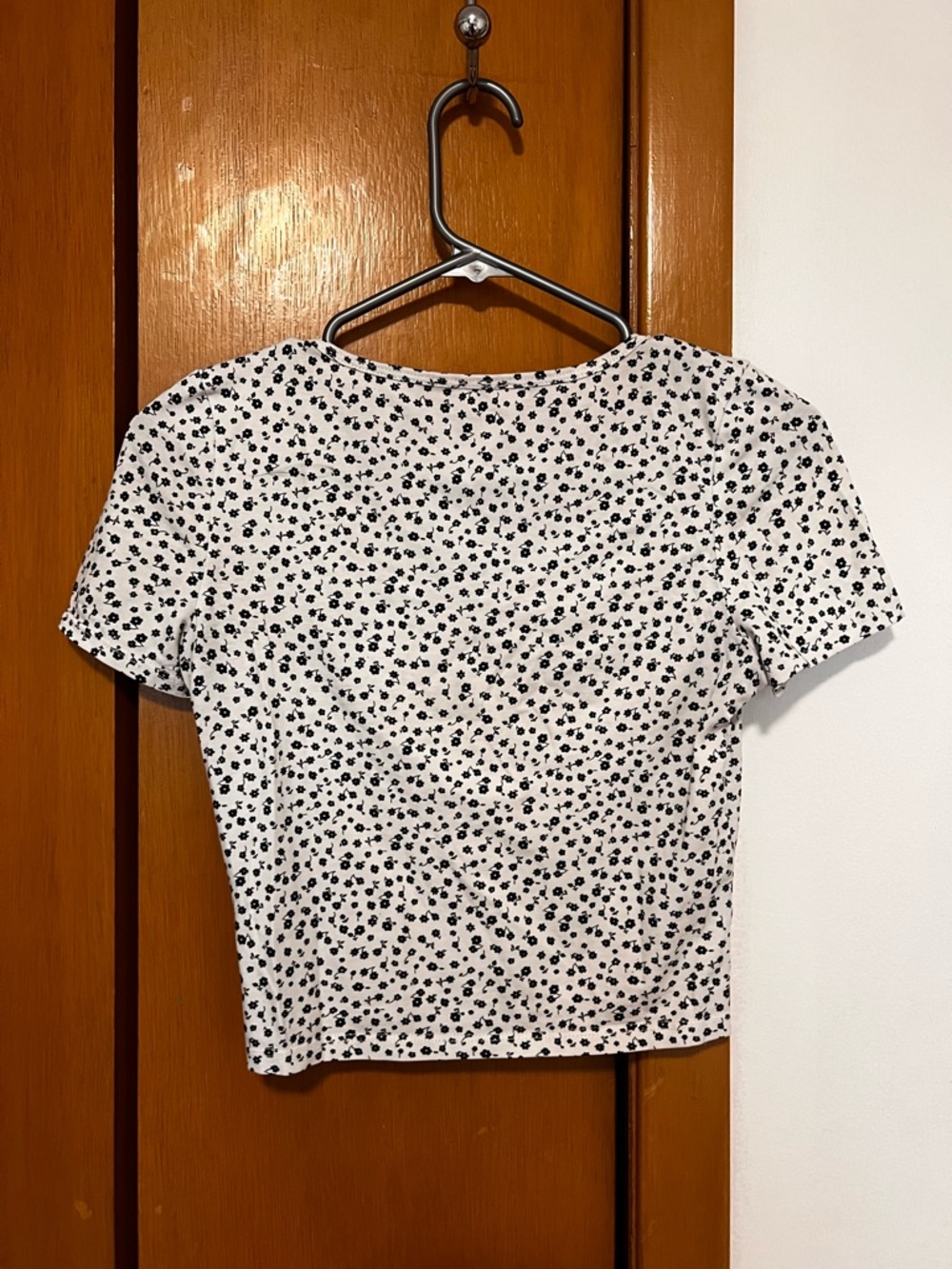 Women's V-Neck Short Sleeve White Floral Crop Top - Picture 2 of 2